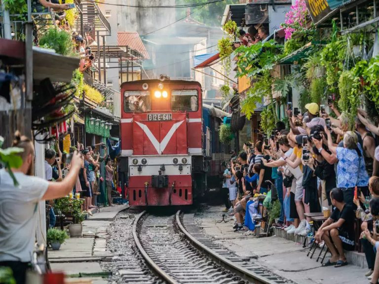 TOURS HANOI CITY HALF DAY BY JEEP/VESPA/MOTORBIKE/BICYCLE 26 hanoi-train-street-thrills
