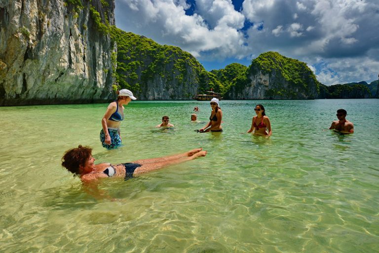 Ha Long Bay 1 Day Classic 16 swim in Lan Ha Bay | Bãi biển Vịnh Lan Hạ