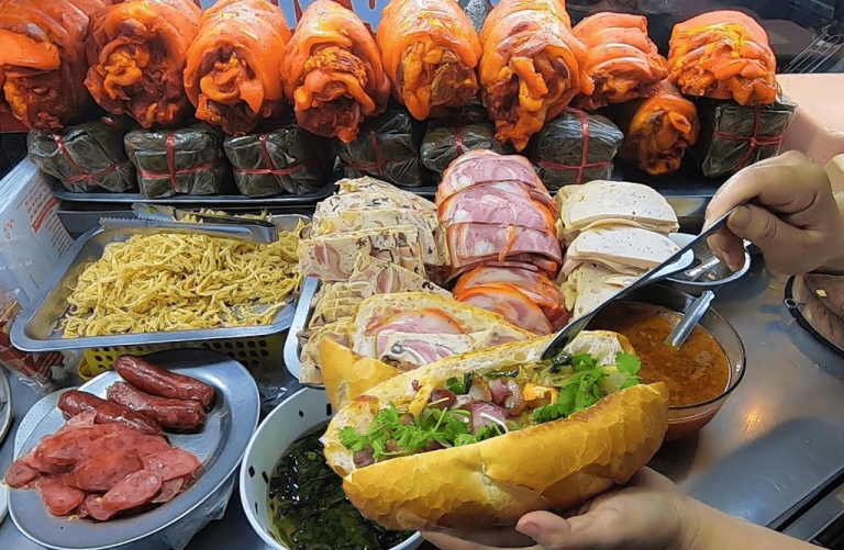 SAIGON FOODIE TOUR 15 1725074423896Saigon-Street-Food-Tour-Phong-Nha-Locals-11