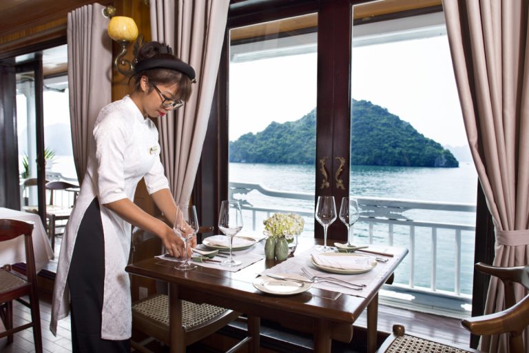 HERA BOUTIQUE CRUISE 23 21-Restaurant-service-2_c-768x512