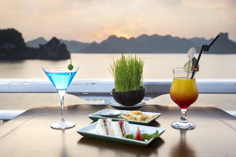 HERA BOUTIQUE CRUISE 18 35-Happy-hour-sunset-drinks_c-768x512
