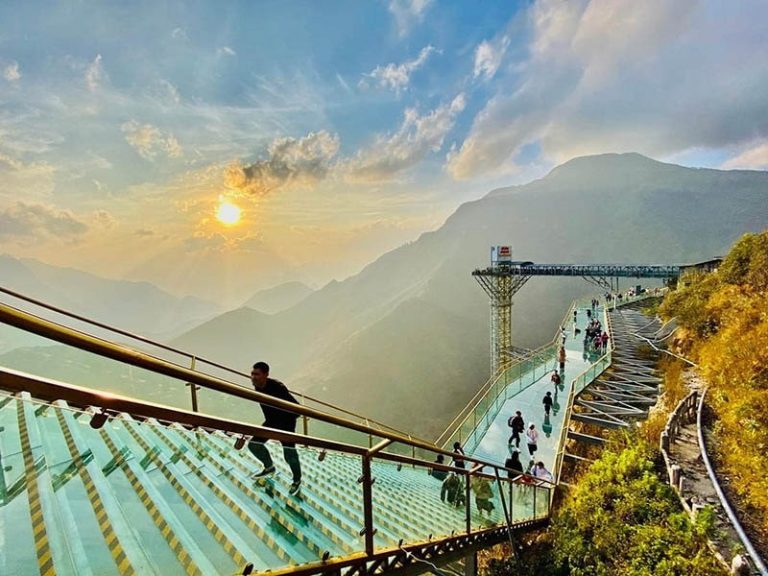 Sapa Fansipan Sightseeing Tour 2D1N Small Group 52 5_vui_choi_an_toan_tai_cau_kinh_rong_may_doc_ky_huong_dan_tuan_thu_quy_dinh_0e76b8233b