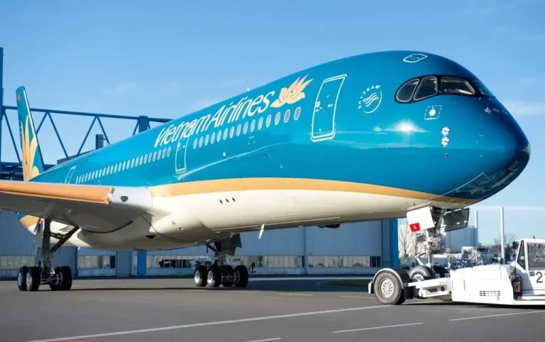 Limousine, sleeping bus, train, flight tickets 50 A350-900_Vietnam_Airlines_roll_out_paintshop_2-e1435673710234