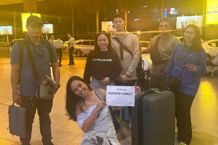 Airport transfer 16 Happy-guests-with-our-Private-Airport-Transfer-in-HCMC