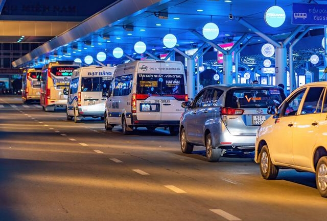 Airport transfer 14 Tan-Son-Nhat-airport-Saigon-Private-Car