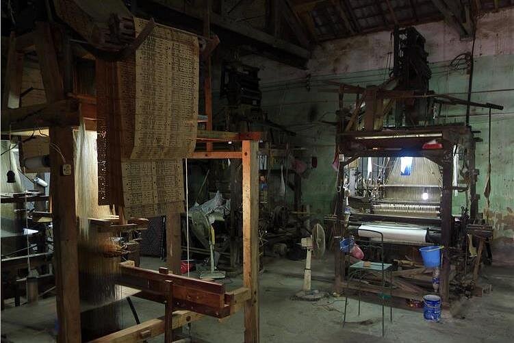 Private tour Bat Trang ceramic village - Van Phuc silk village with local meals 22 caption (10)