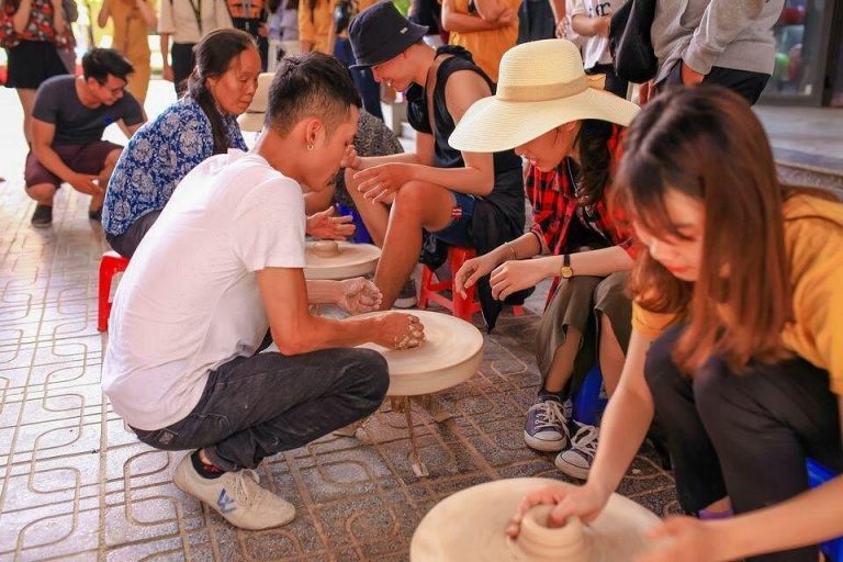 Private tour Bat Trang ceramic village - Van Phuc silk village with local meals 14 caption (2)