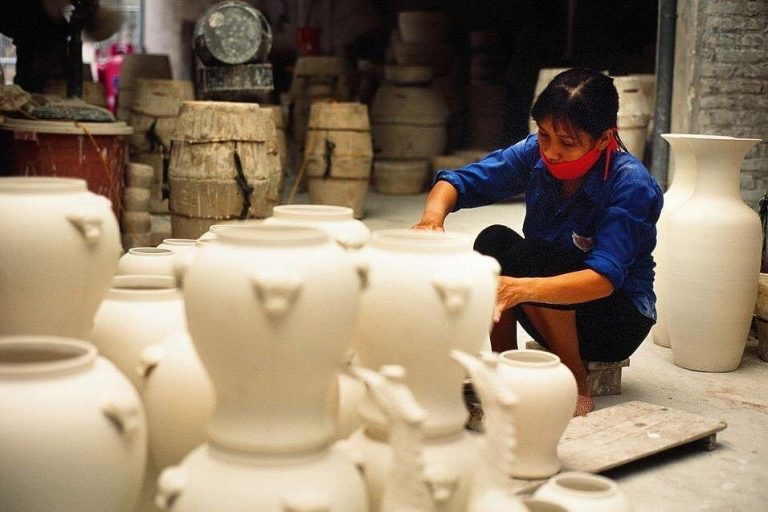 Private tour Bat Trang ceramic village - Van Phuc silk village with local meals 17 caption (4)
