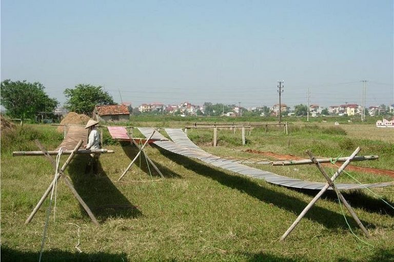 Private tour Bat Trang ceramic village - Van Phuc silk village with local meals 18 caption (6)