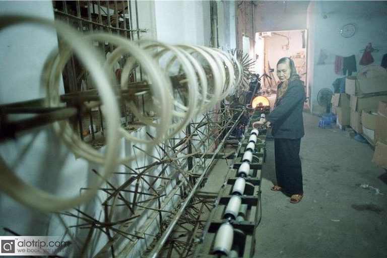 Private tour Bat Trang ceramic village - Van Phuc silk village with local meals 21 caption (9)