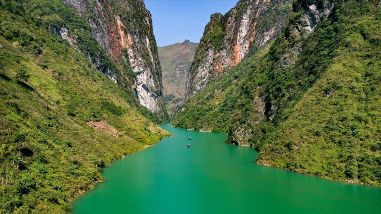 Unique Ha Giang Loop Tour: 3 Days 2 Nights by Limousine 15 kham-pha-ve-dep-hem-tu-san-hem-vuc-sau-nhat-tai-dong-nam-a-o-ha-giang4-163928137663065471398