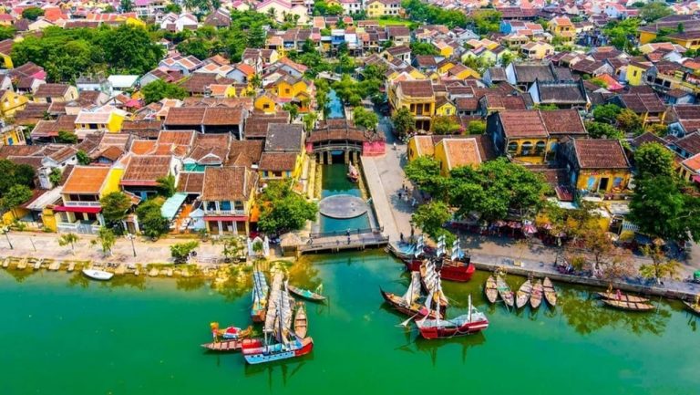 LINH UNG PAGODA - MARBLE MOUTAIN - HOI AN Small group < 14 pax, pickup from Danang 27 pho-co-hoi-an-9